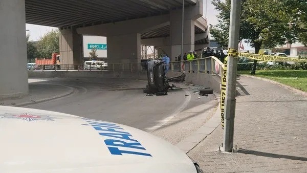 Otomobil üst geçitten düştü, Merve Kübra öldü